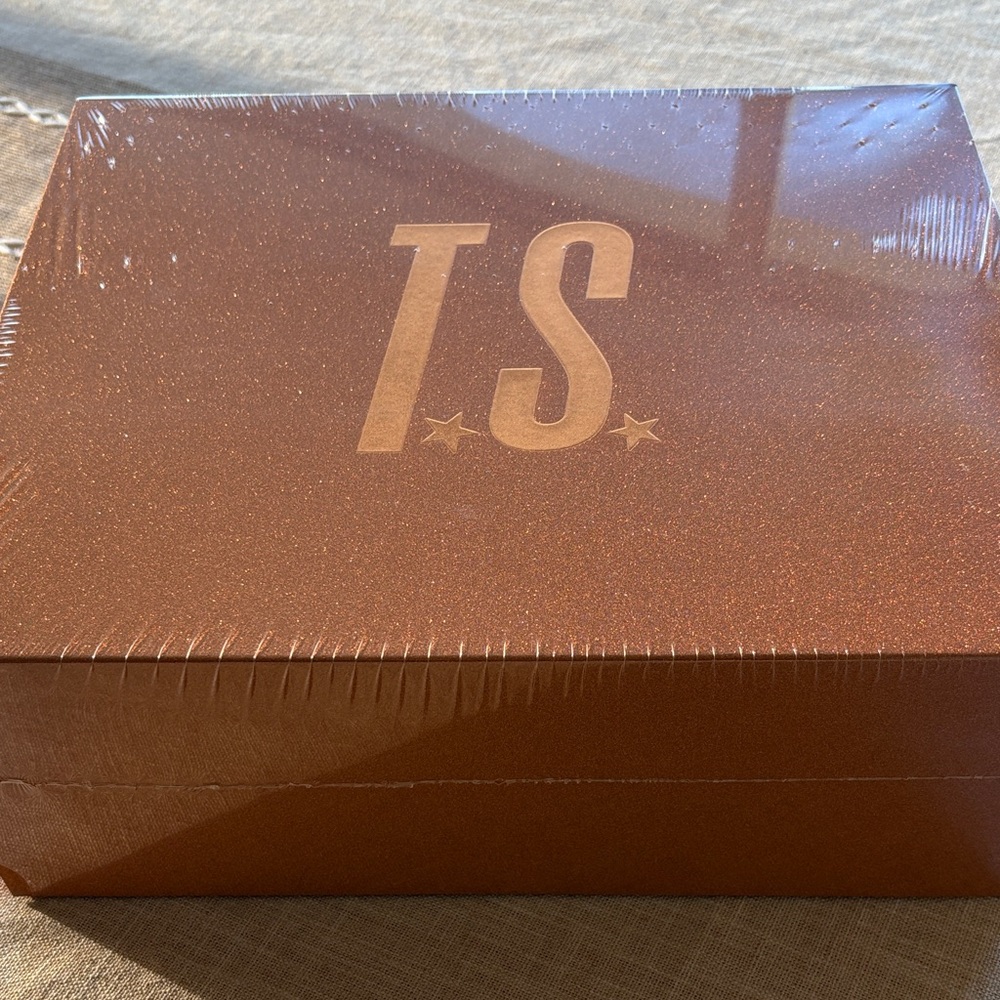 Taylor Swift The Life of a Showgirl Cardigan Box Set - Picture 2 of 6
